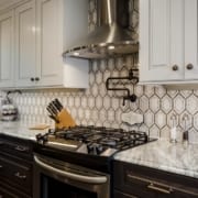 Natural brown and tan hues create a chicken wire pattern backsplash of hexagons