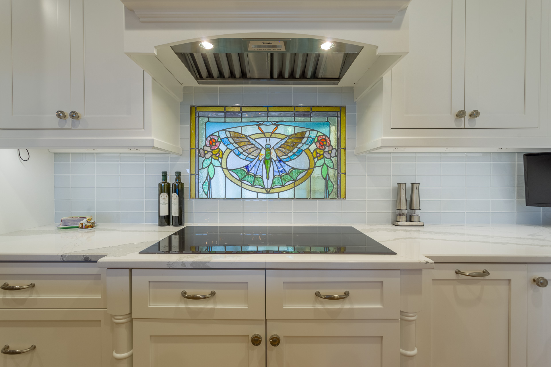 Shabby-Chic-Newport-Kitchen-Stained-Glass