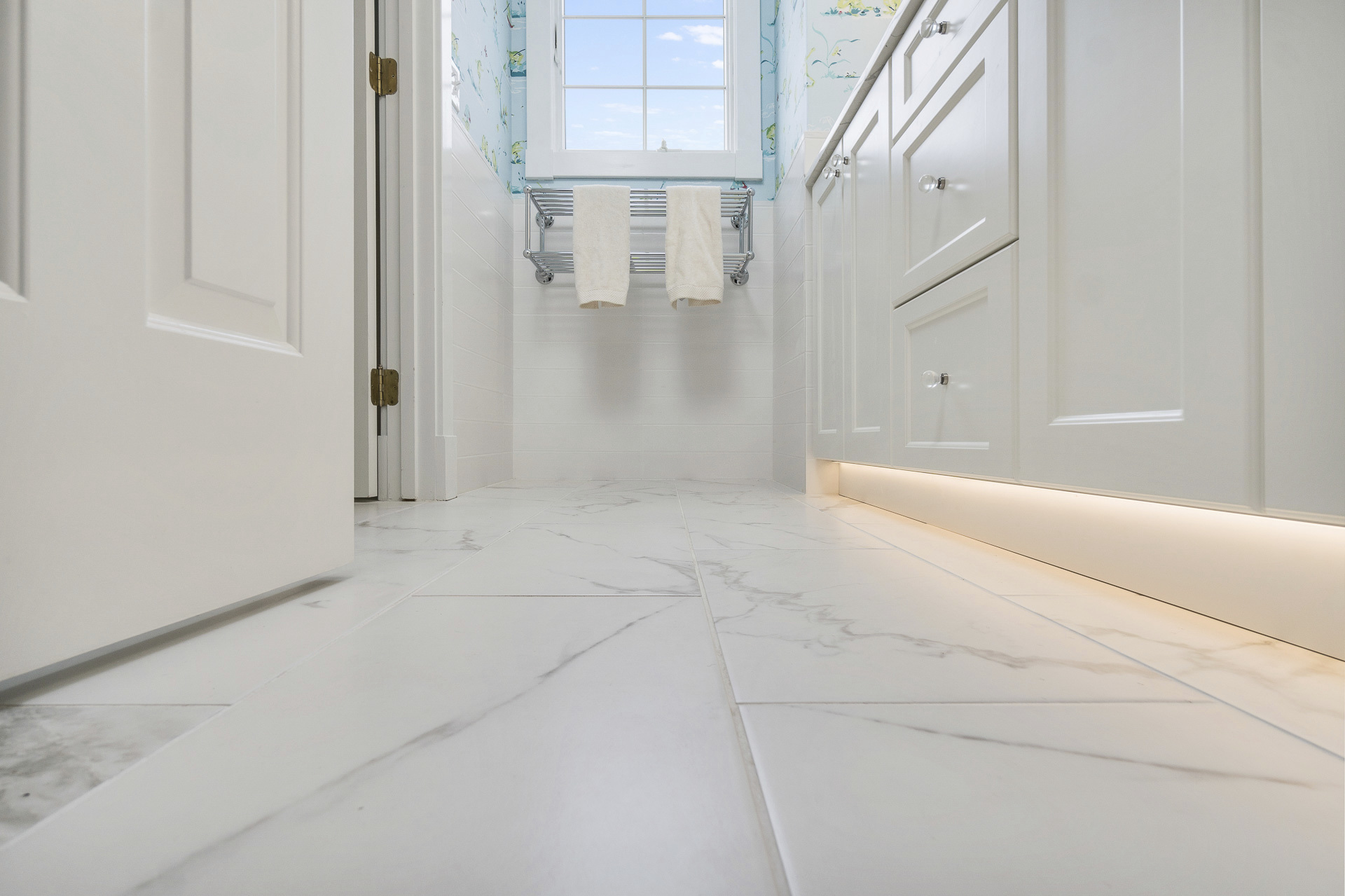 Traditional-Kids-Bathroom-Anatolia-Calacutta-Matte
