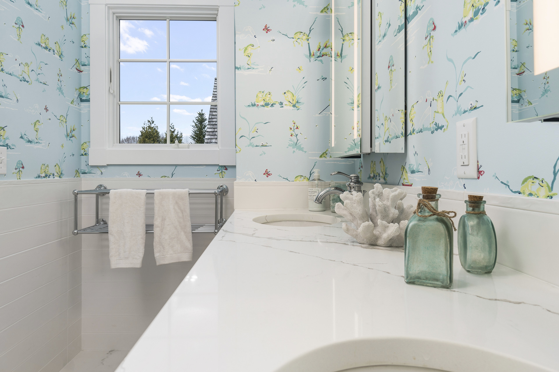 Traditional-Kids-Bathroom-Venato-Quartz