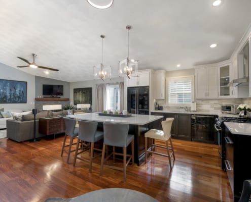 Two-Tone-Modern-Kitchen-Mahogany-Floors