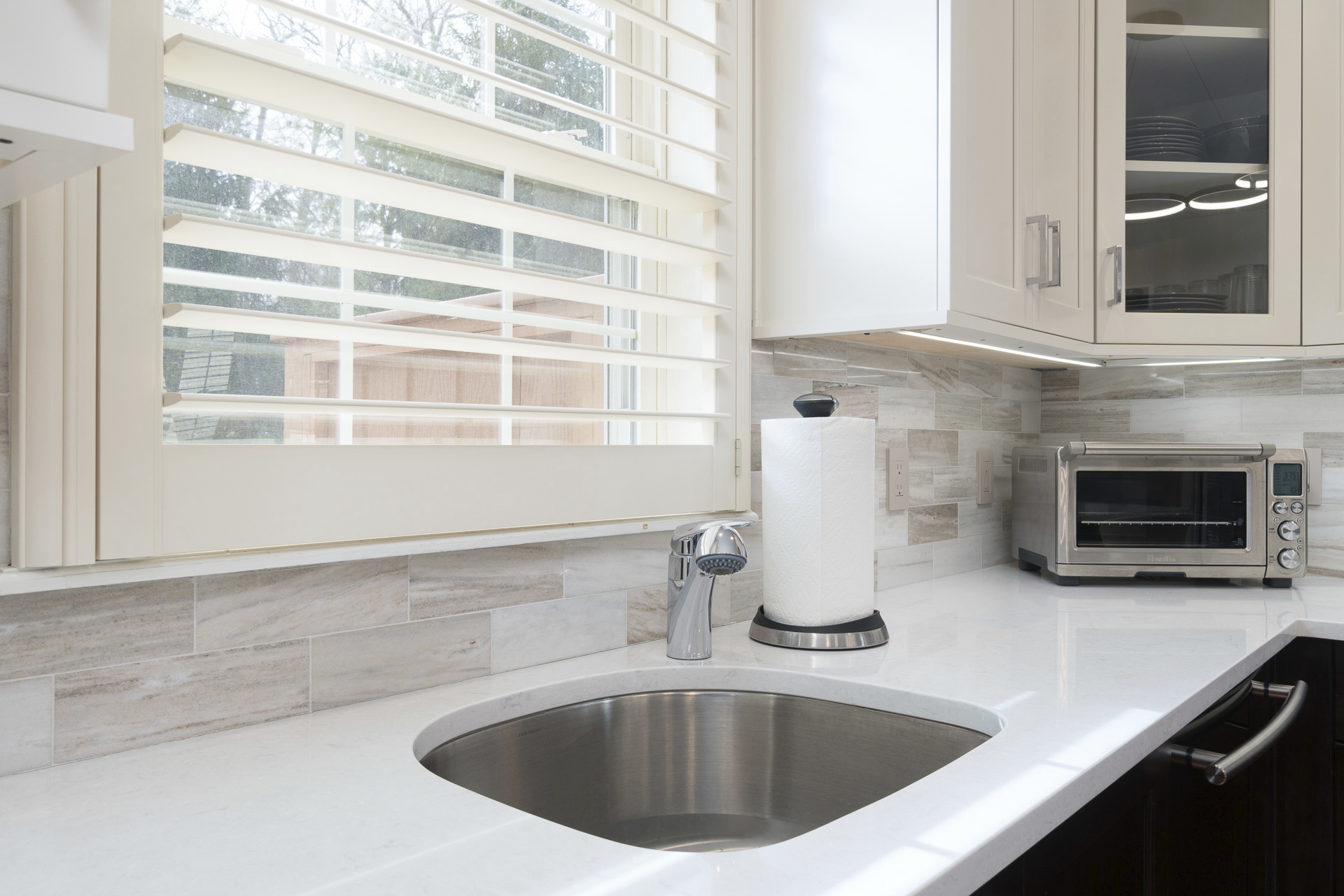 Two-Tone-Modern-Kitchen-Stelo-Bianco-Polished-Marble