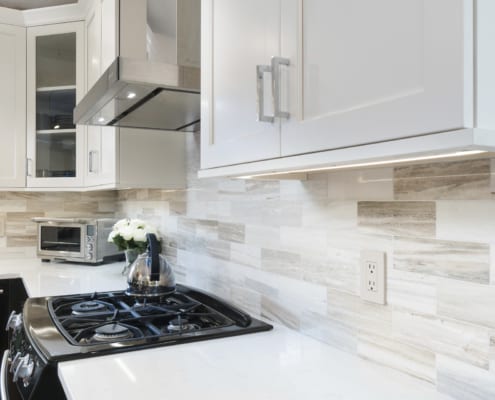 Two-Tone-Modern-Kitchen-Tile-Backsplash
