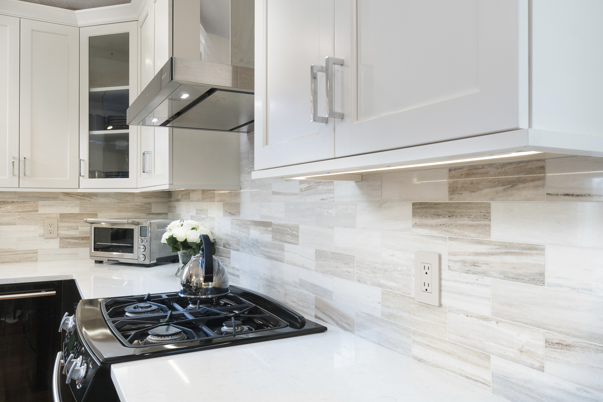 Two-Tone-Modern-Kitchen-Tile-Backsplash