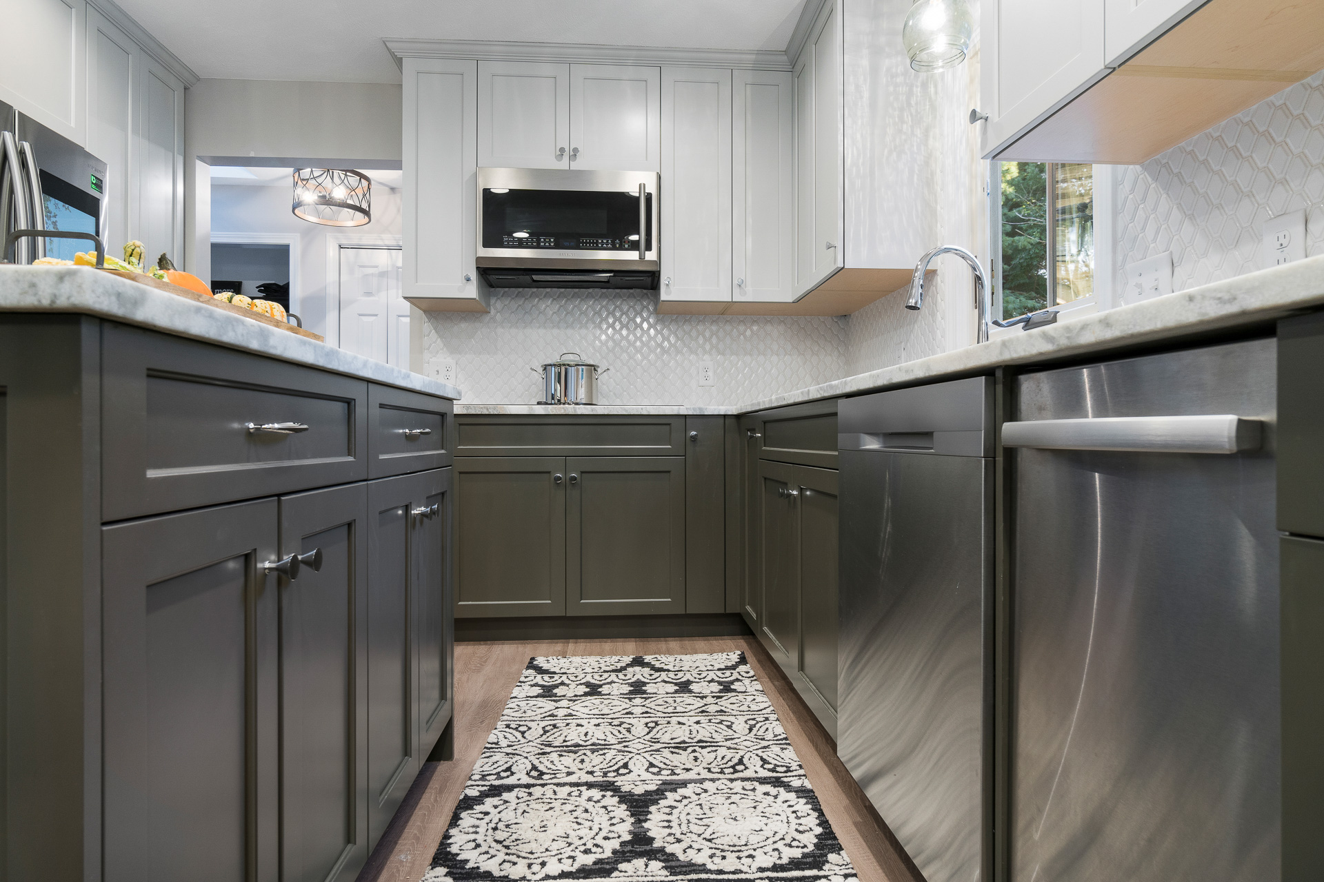 Stylish Two Toned Kitchen Stylish Two Toned Kitchen