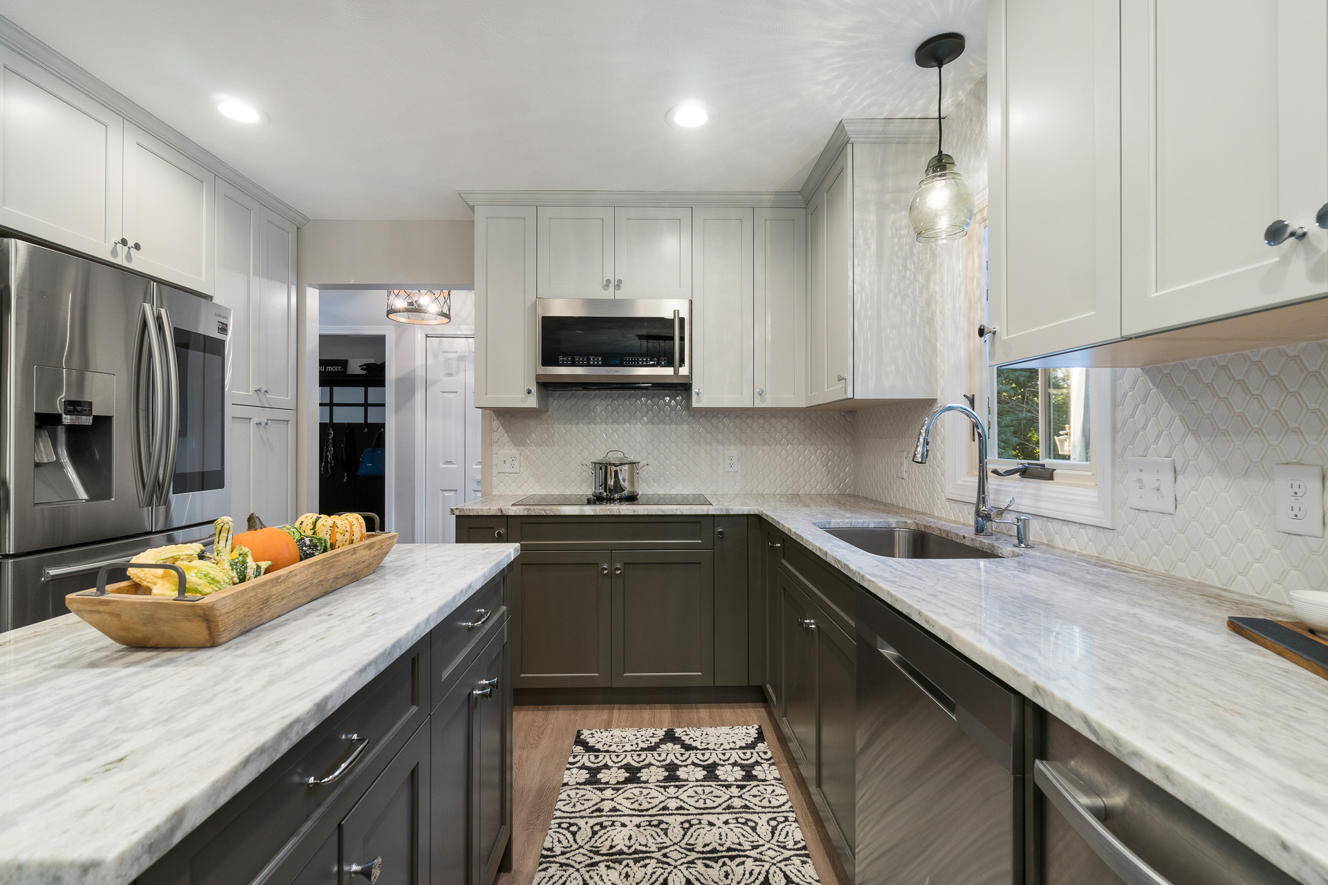 Stylish Two Toned Kitchen Stylish Two Toned Kitchen