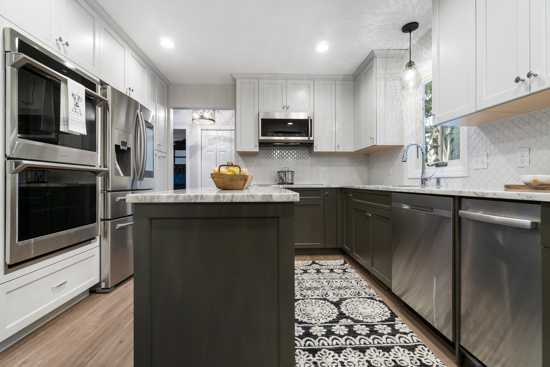 Stylish Two Toned Kitchen Stylish Two Toned Kitchen