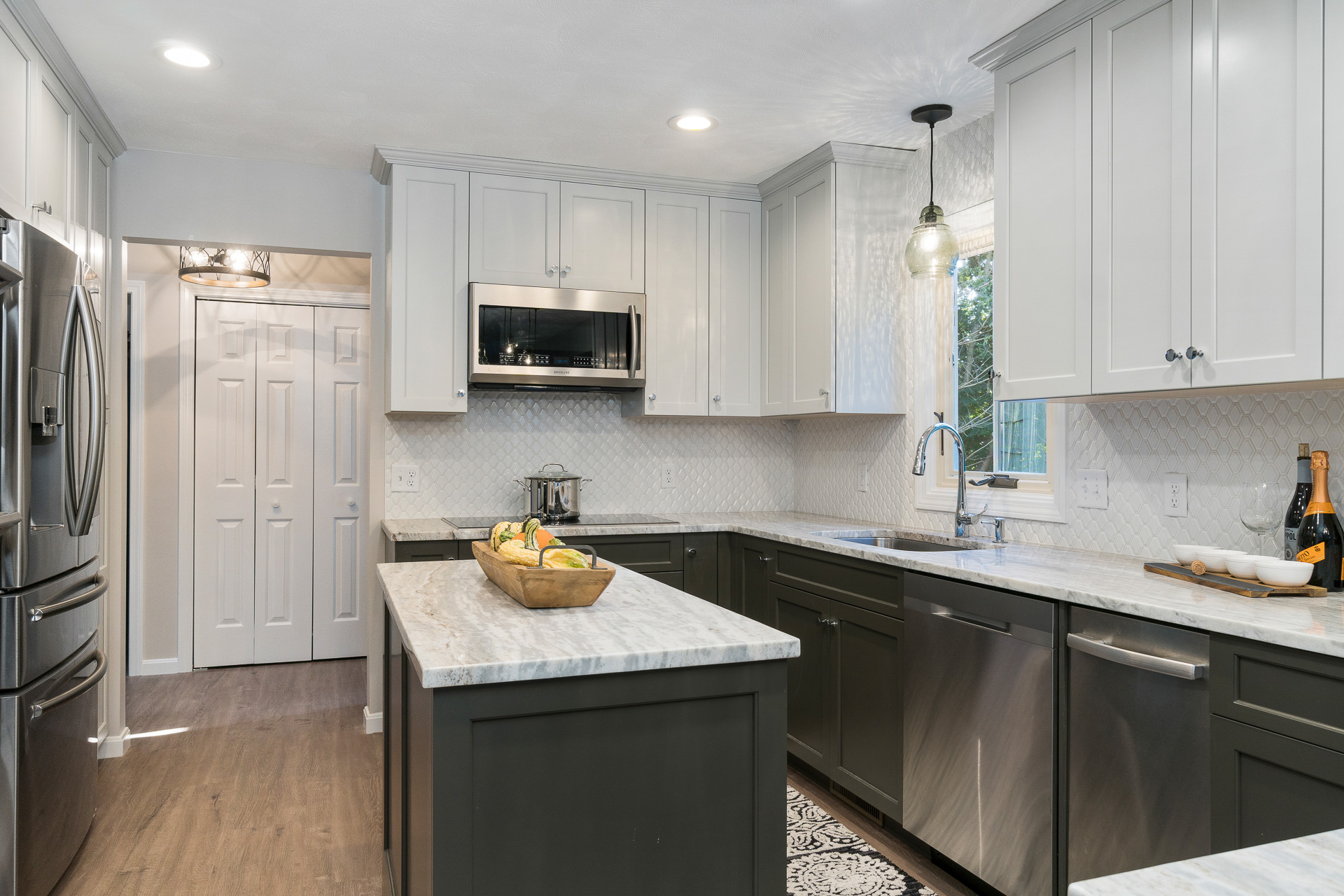 Stylish Two Toned Kitchen Stylish Two Toned Kitchen