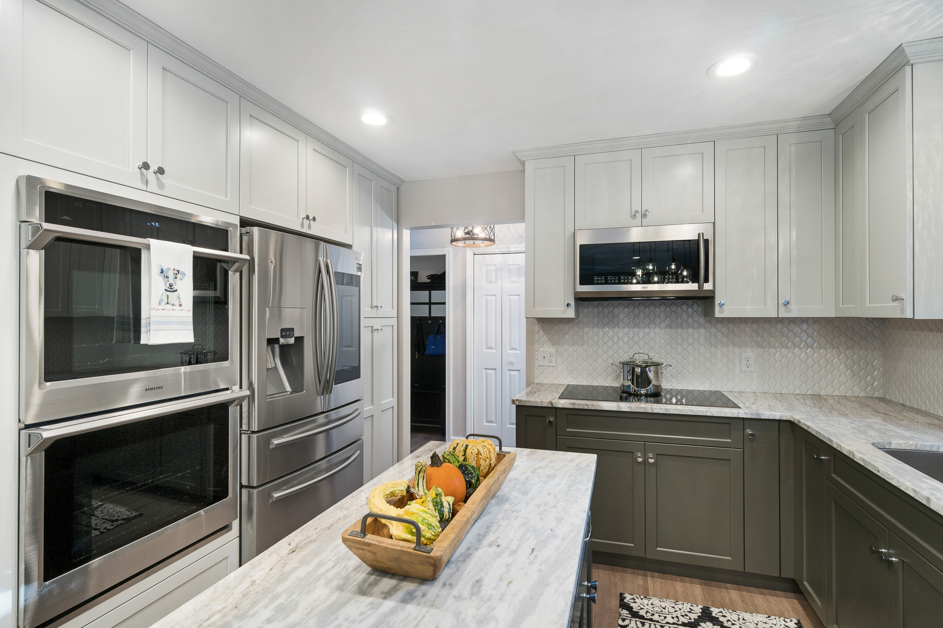 Stylish Two Toned Kitchen Stylish Two Toned Kitchen