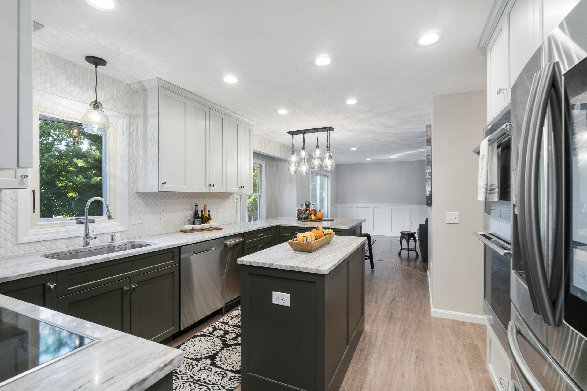 Stylish Two Toned Kitchen Stylish Two Toned Kitchen
