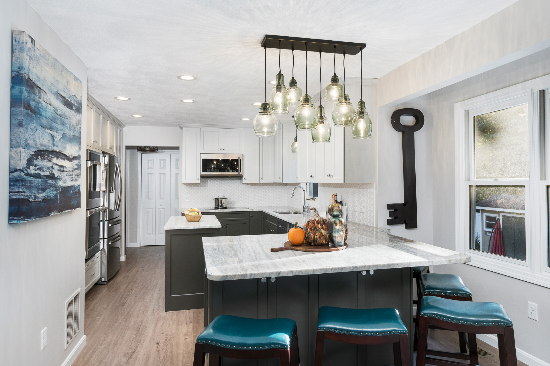 Stylish Two Toned Kitchen Stylish Two Toned Kitchen